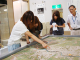 歴史資料館で説明